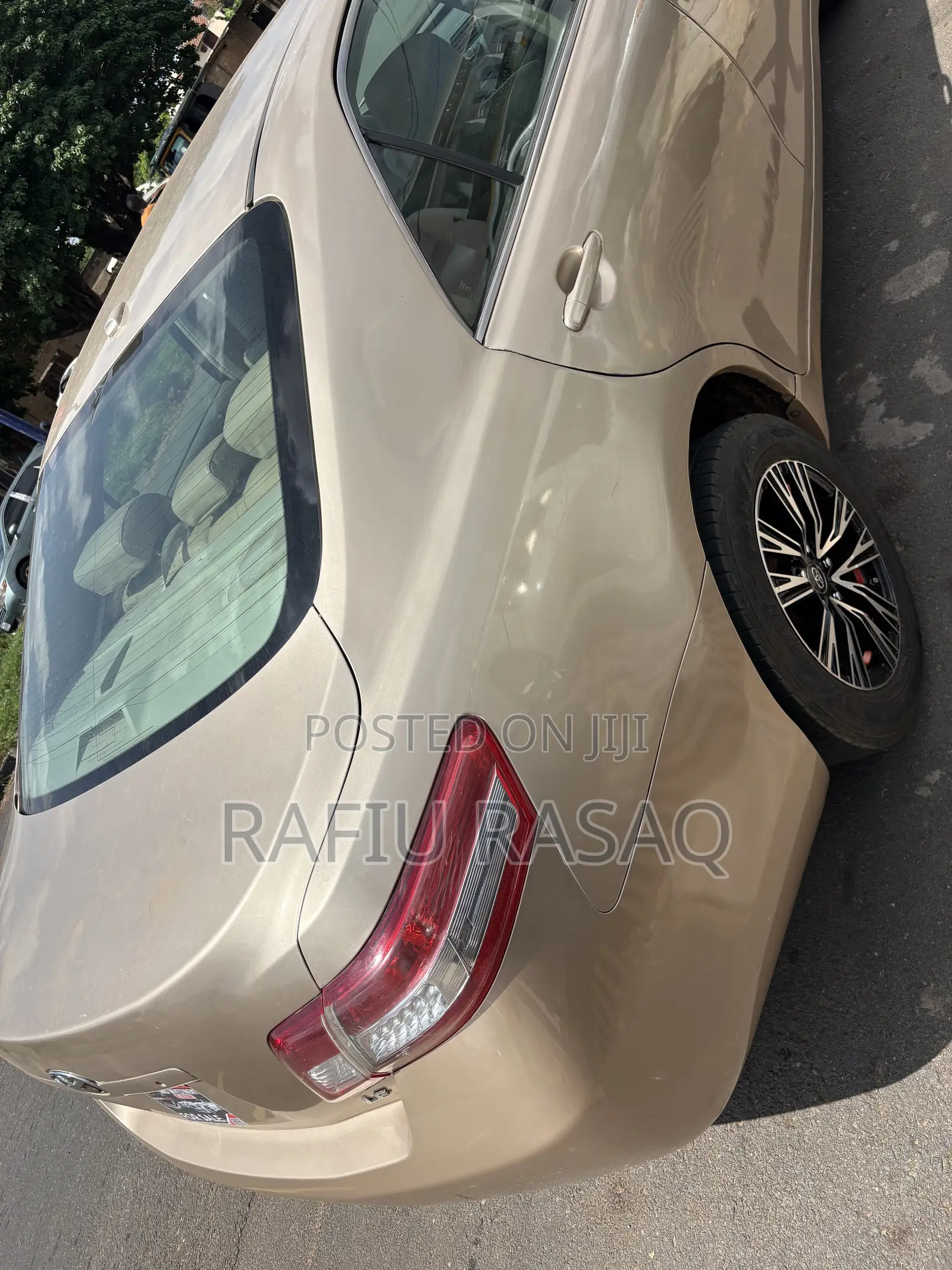 Toyota Camry LE 4dr Sedan (2.5L 4cyl 6AM) 2010 Gold