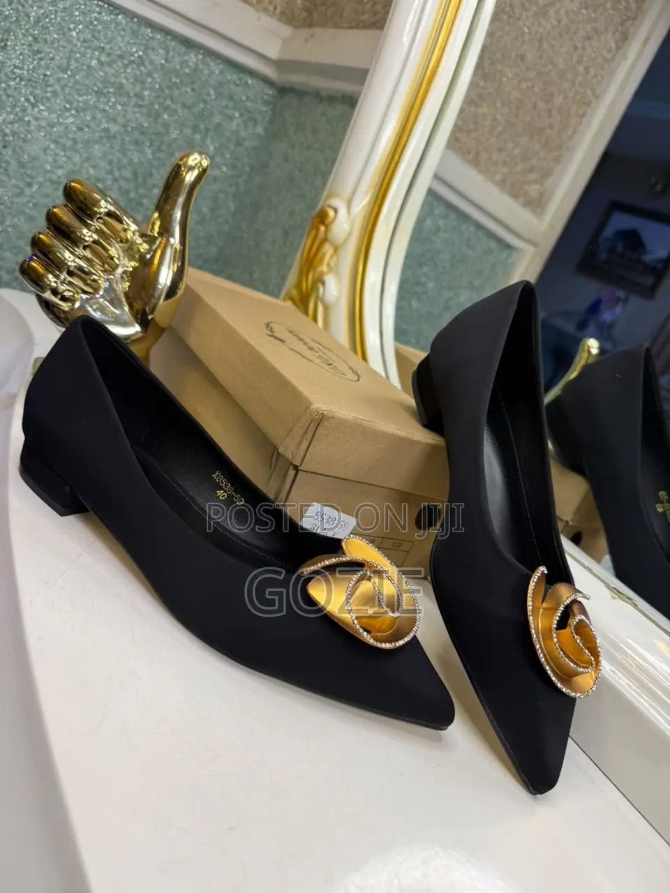 Luxury Plus Feet Flat Shoes With a Brooch