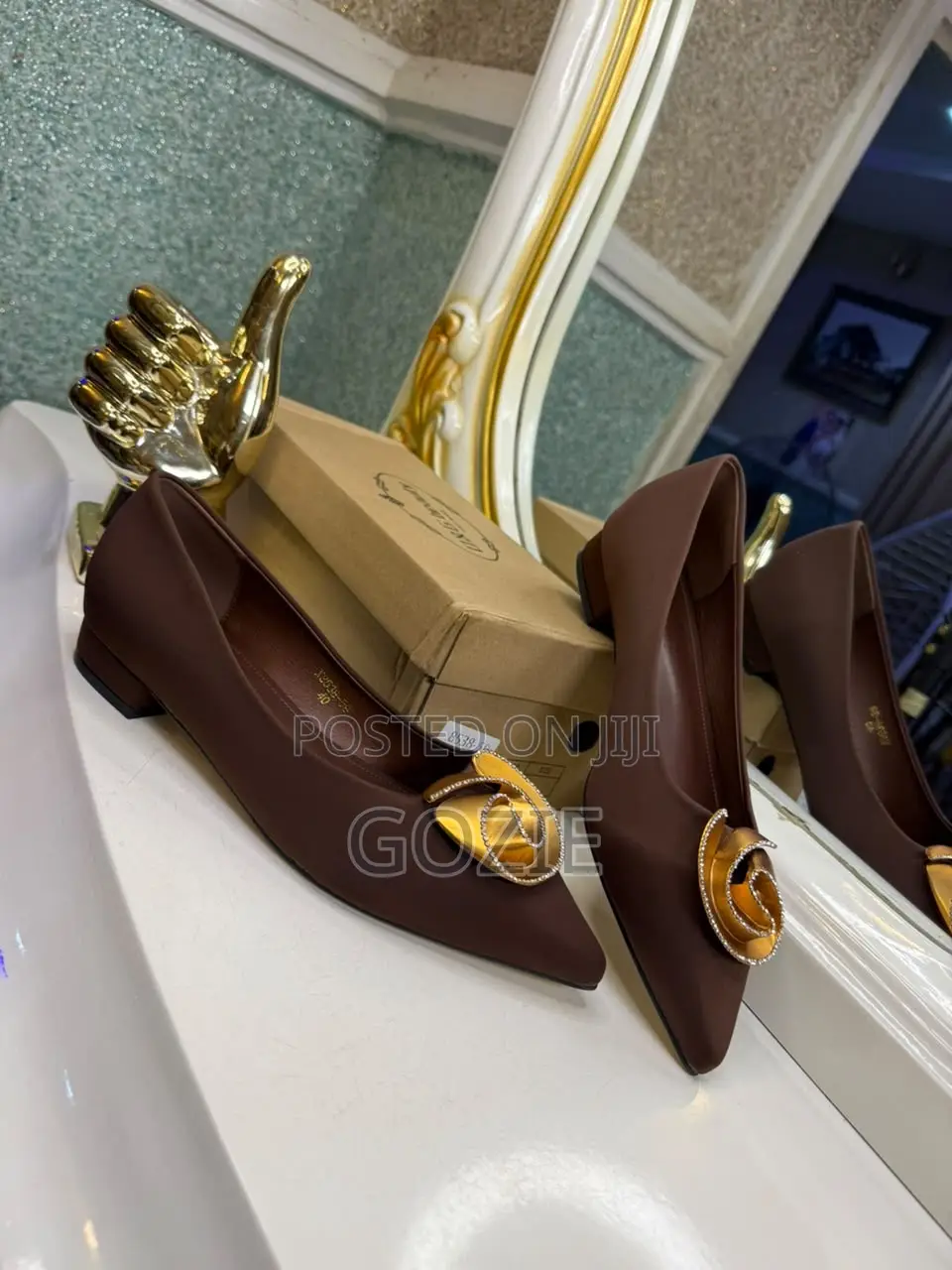 Luxury Plus Feet Flat Shoes With a Brooch