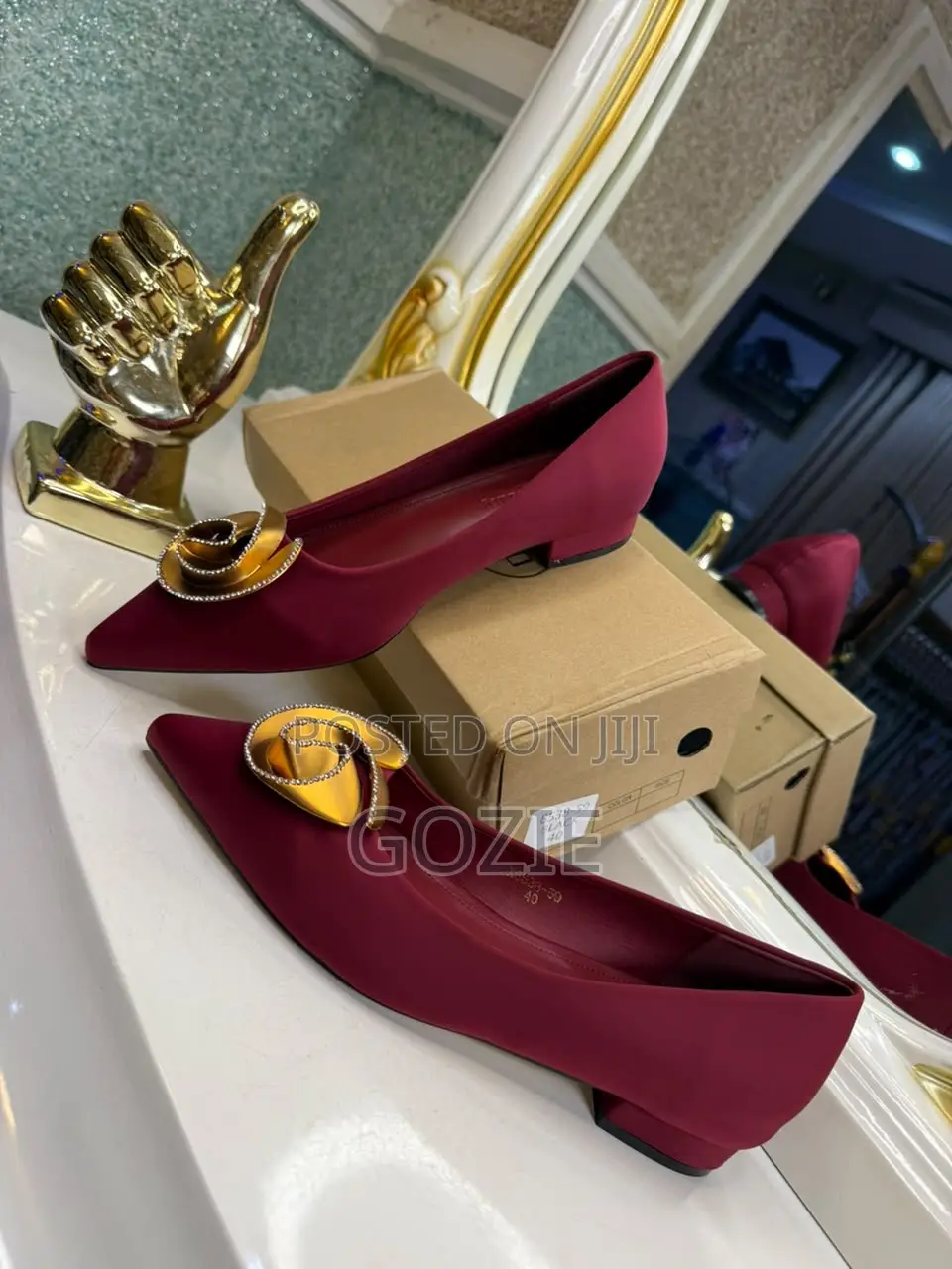 Luxury Plus Feet Flat Shoes With a Brooch