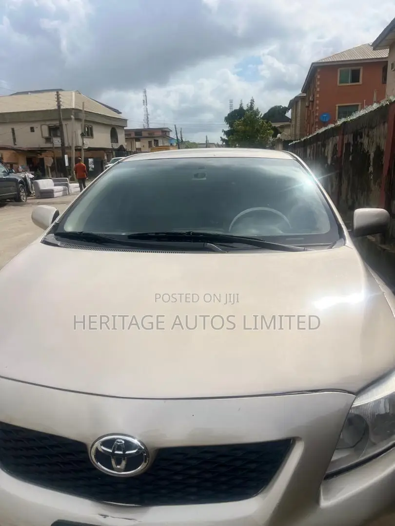 Toyota Corolla LE 4dr Sedan (1.8L 4cyl 4A) 2010 Gold