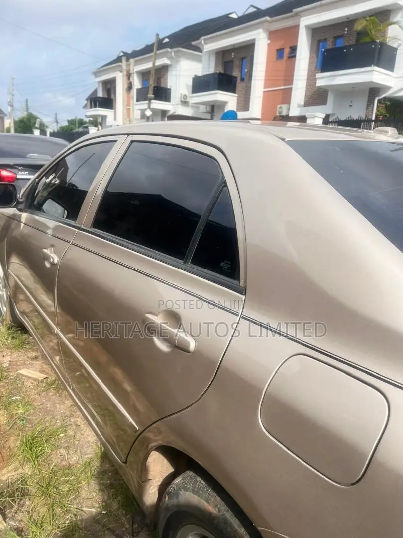 Toyota Corolla LE 4dr Sedan (1.8L 4cyl 4A) 2010 Gold