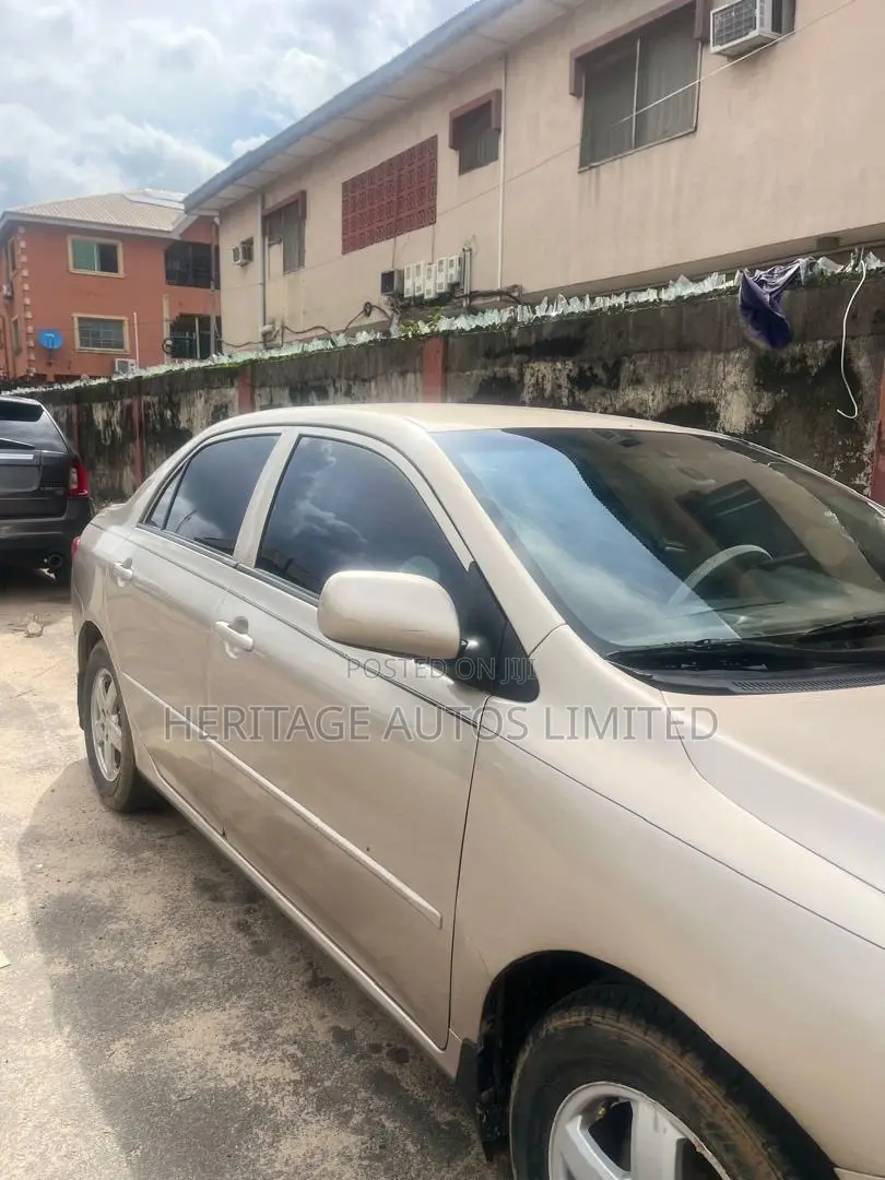 Toyota Corolla LE 4dr Sedan (1.8L 4cyl 4A) 2010 Gold