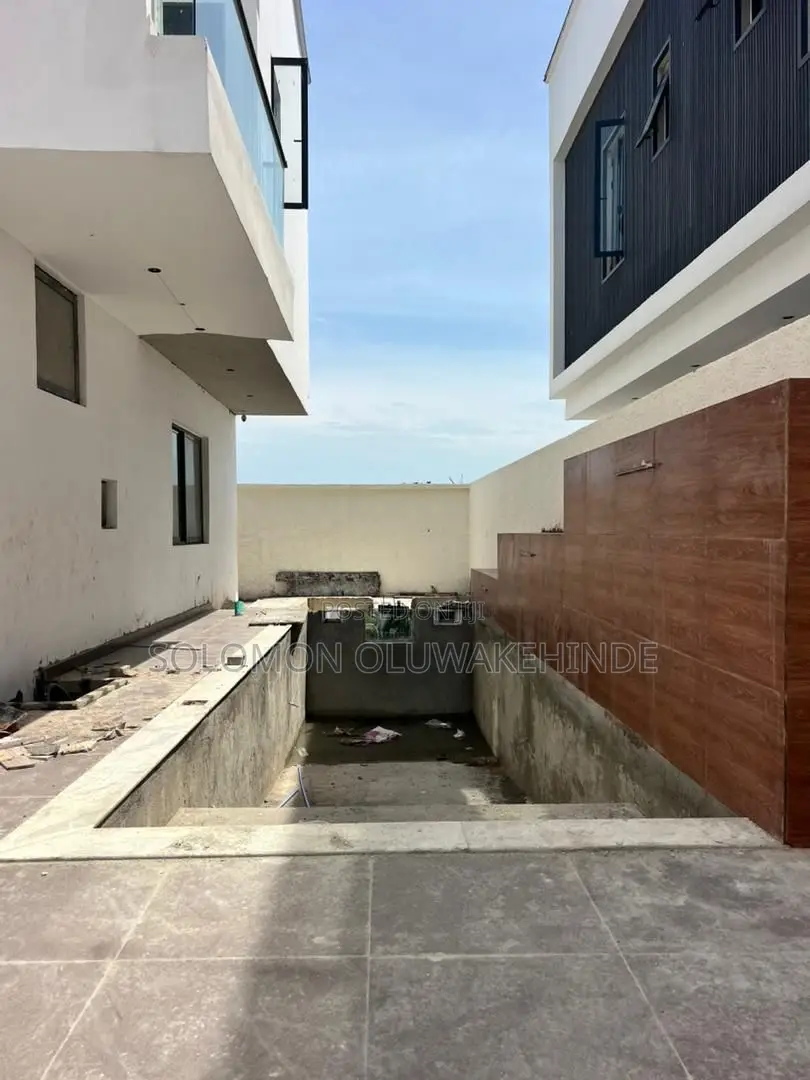 5bdrm Duplex in Lekki Phase 1 for sale