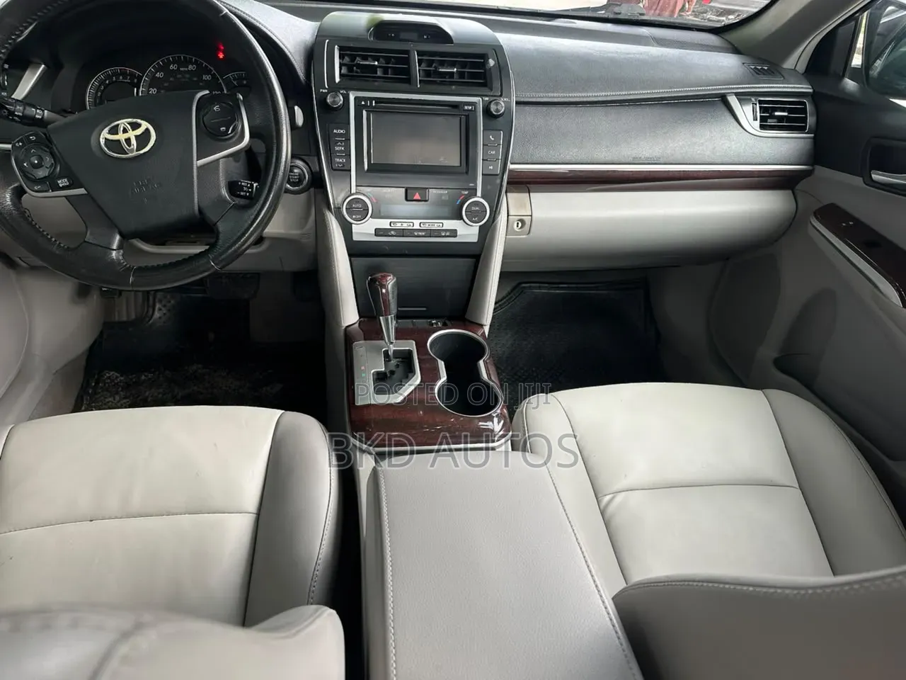 Toyota Camry XLE 4dr Sedan (2.5L 4cyl 6A) 2012 Silver