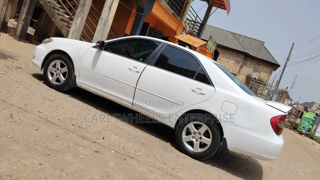 Toyota Camry LE V6 4dr Sedan (3.0L 6cyl 5A) 2005 White