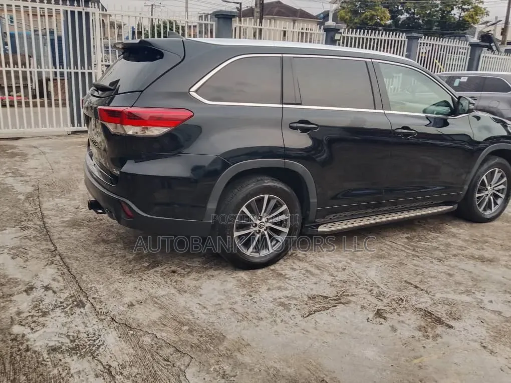 Toyota Highlander XLE 4x2 V6 (3.5L 6cyl 8A) 2018 Black