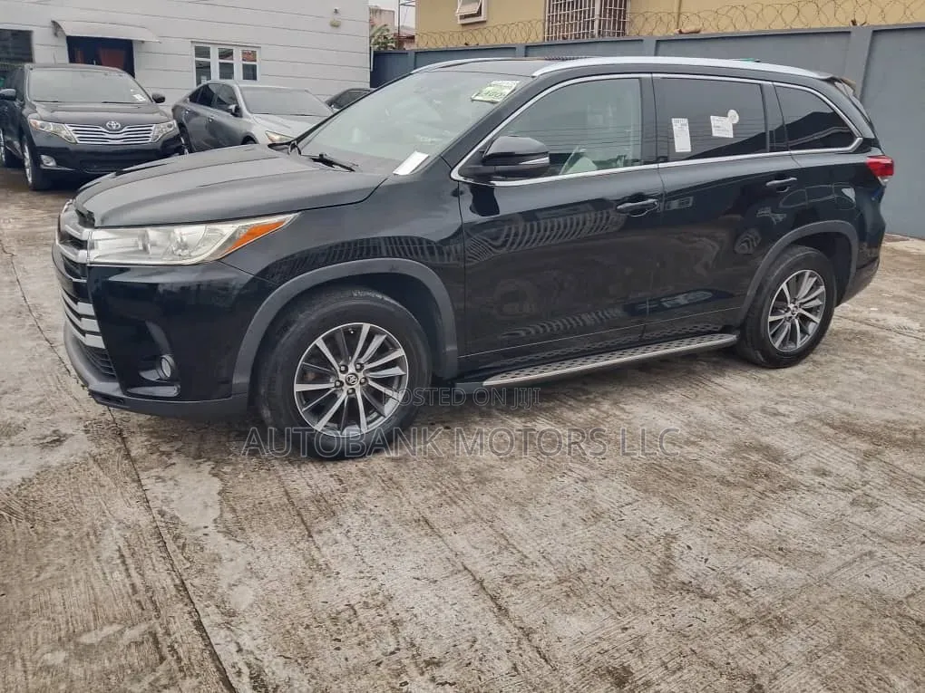 Toyota Highlander XLE 4x2 V6 (3.5L 6cyl 8A) 2018 Black