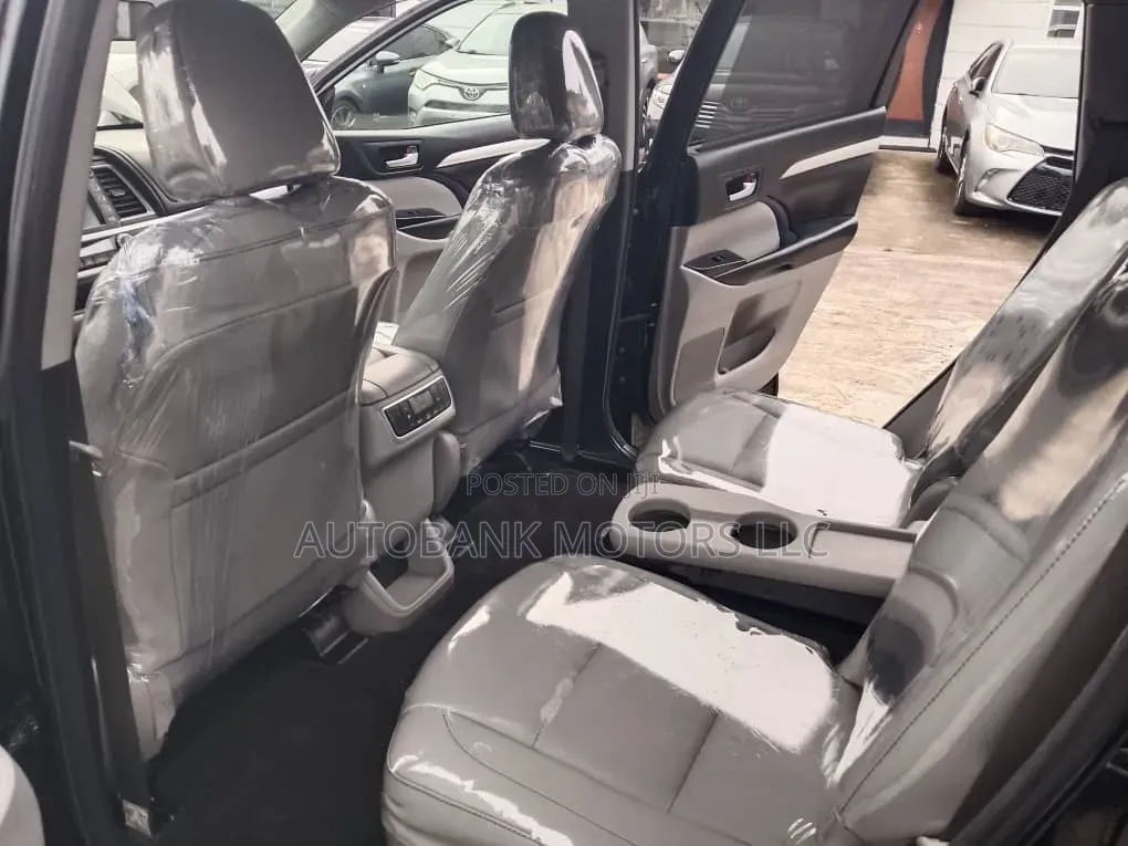 Toyota Highlander XLE 4x2 V6 (3.5L 6cyl 8A) 2018 Black