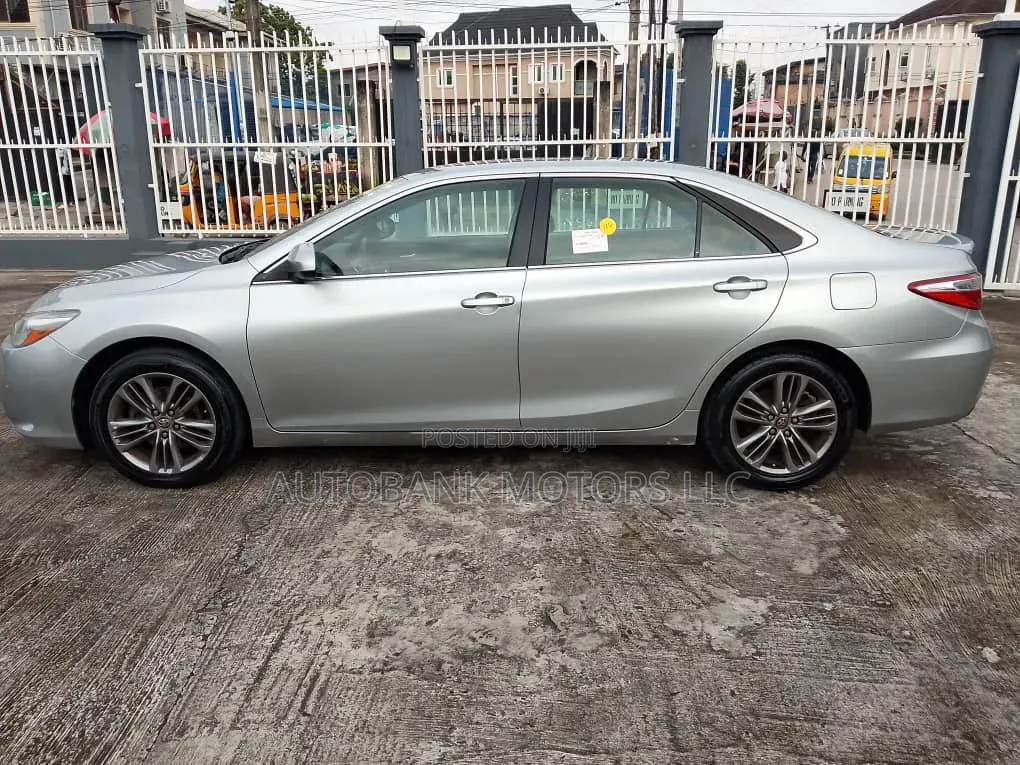 Toyota Camry SE 4dr Sedan (2.5L 4cyl 6A) 2015 Silver