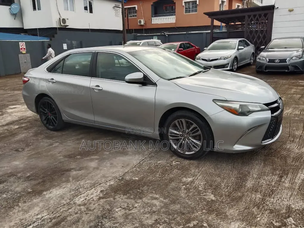 Toyota Camry SE 4dr Sedan (2.5L 4cyl 6A) 2015 Silver