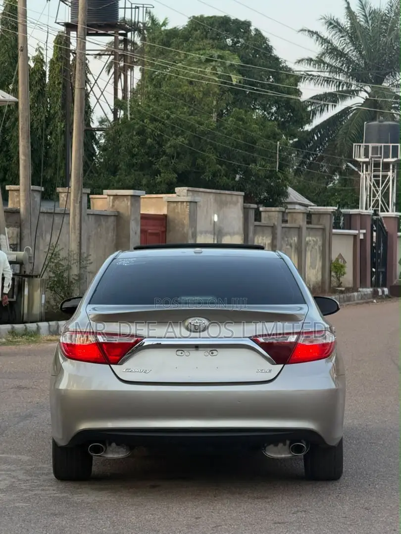 Toyota Camry XLE V6 4dr Sedan (3.6L 6cyl 6A) 2016 Silver