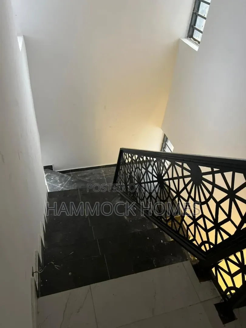 4bdrm Duplex in Adeoyo for sale