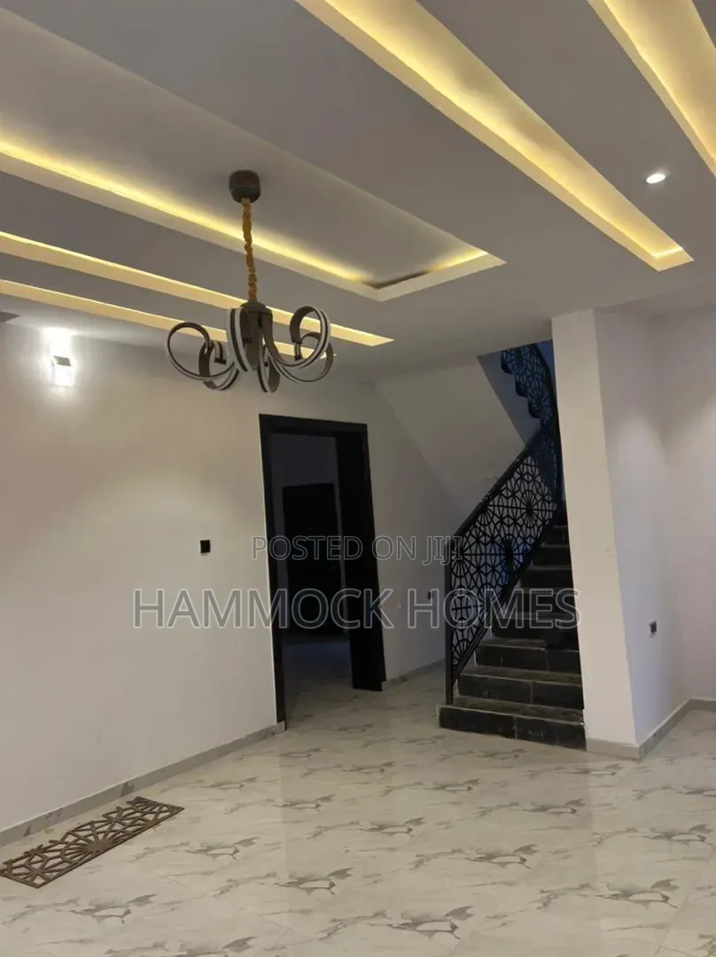 4bdrm Duplex in Adeoyo for sale