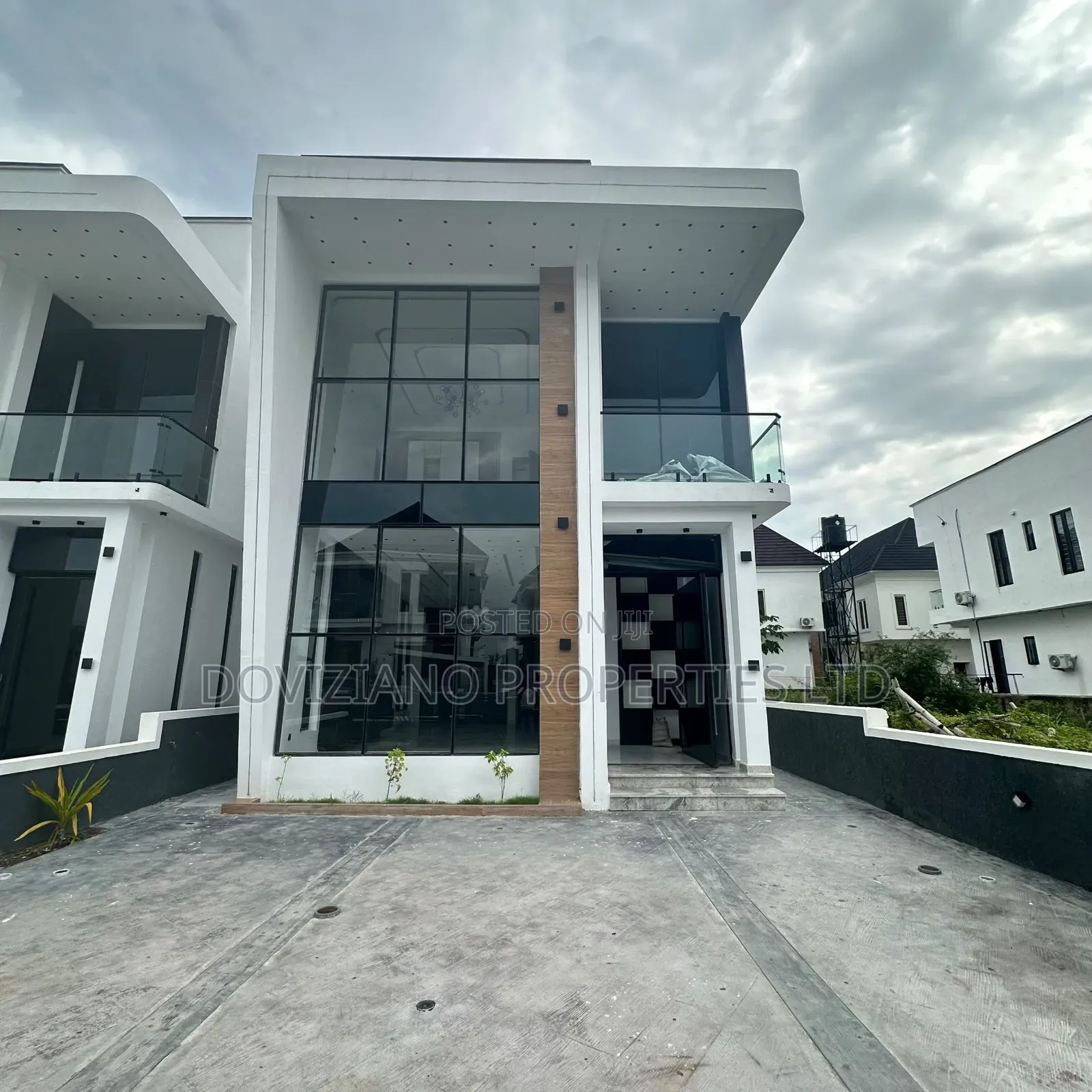 5bdrm Duplex in Ikota for sale