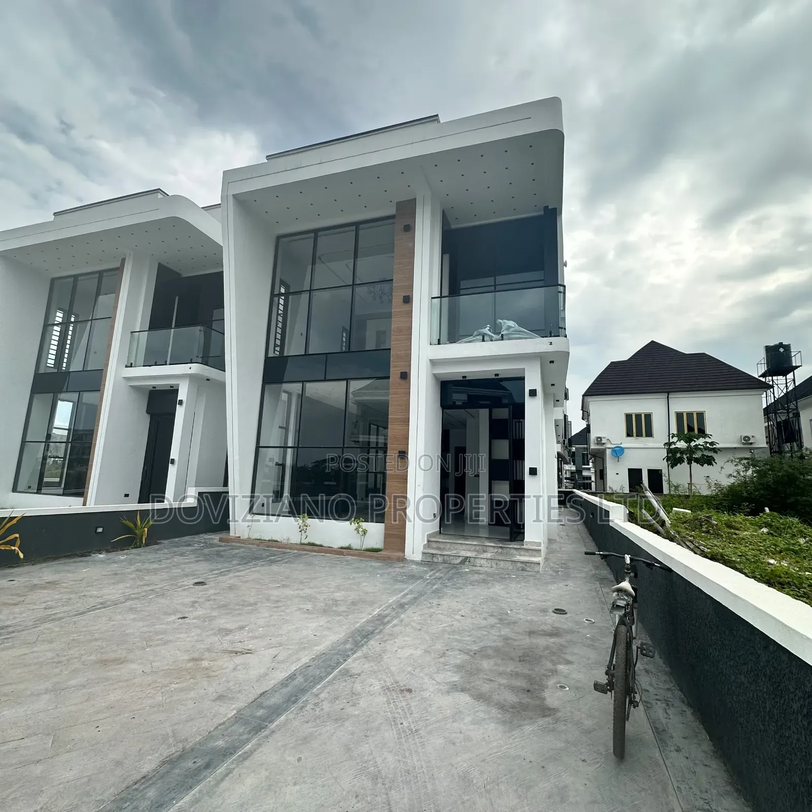 5bdrm Duplex in Ikota for sale