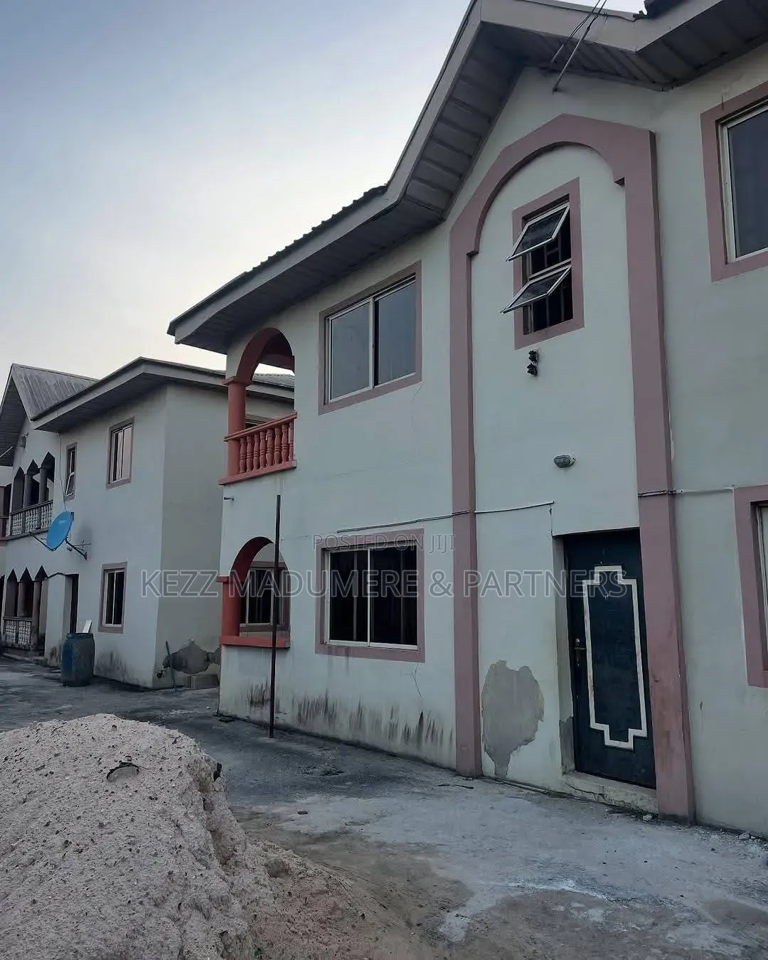 8bdrm Block of Flats in Gated Neighbourhood, New Layout for sale