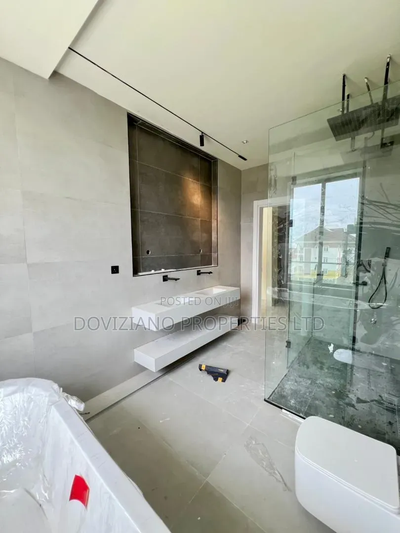 5bdrm Duplex in Lekki Phase 1 for sale