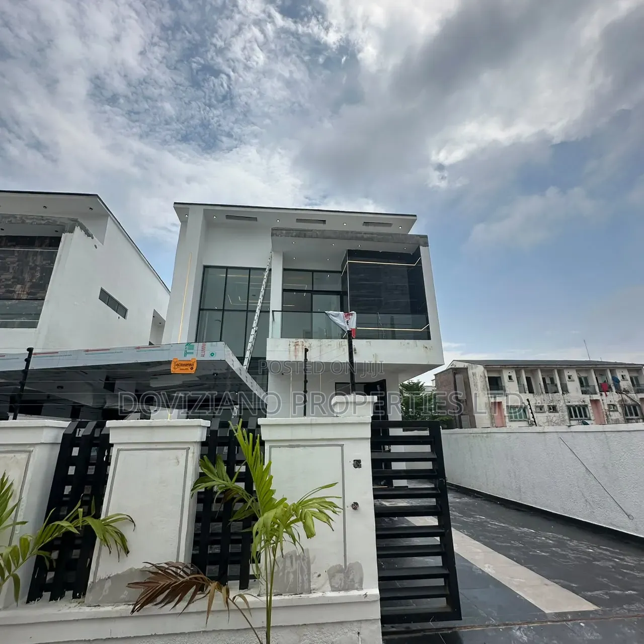 5bdrm Duplex in Chevron for sale