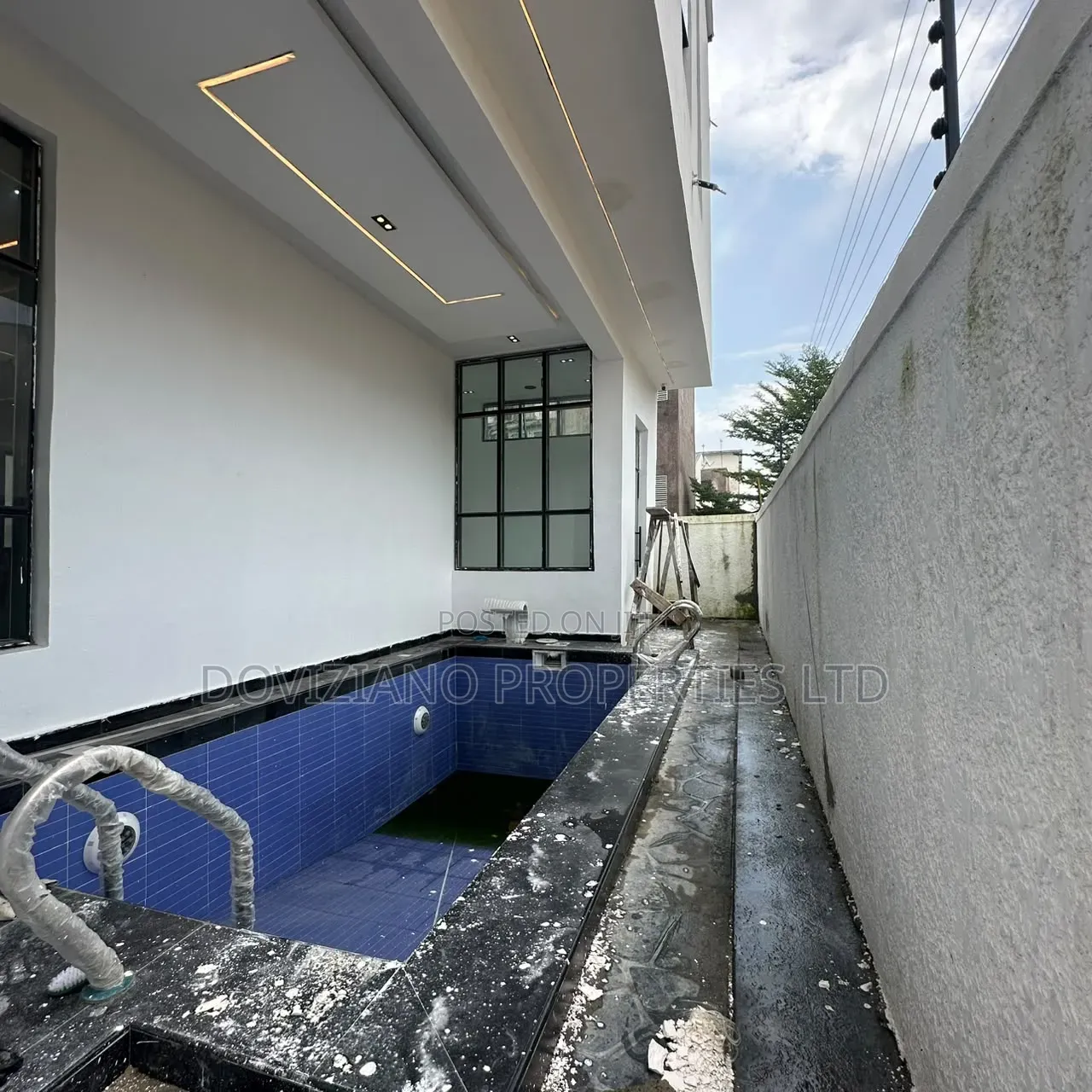 5bdrm Duplex in Chevron for sale