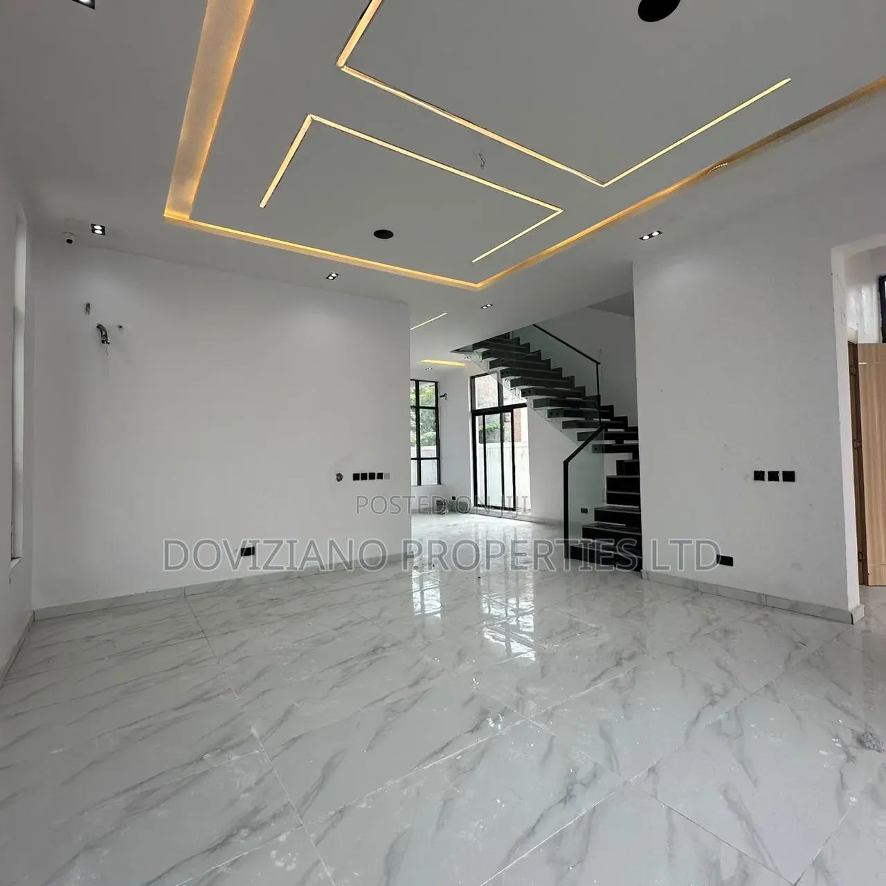 5bdrm Duplex in Chevron for sale