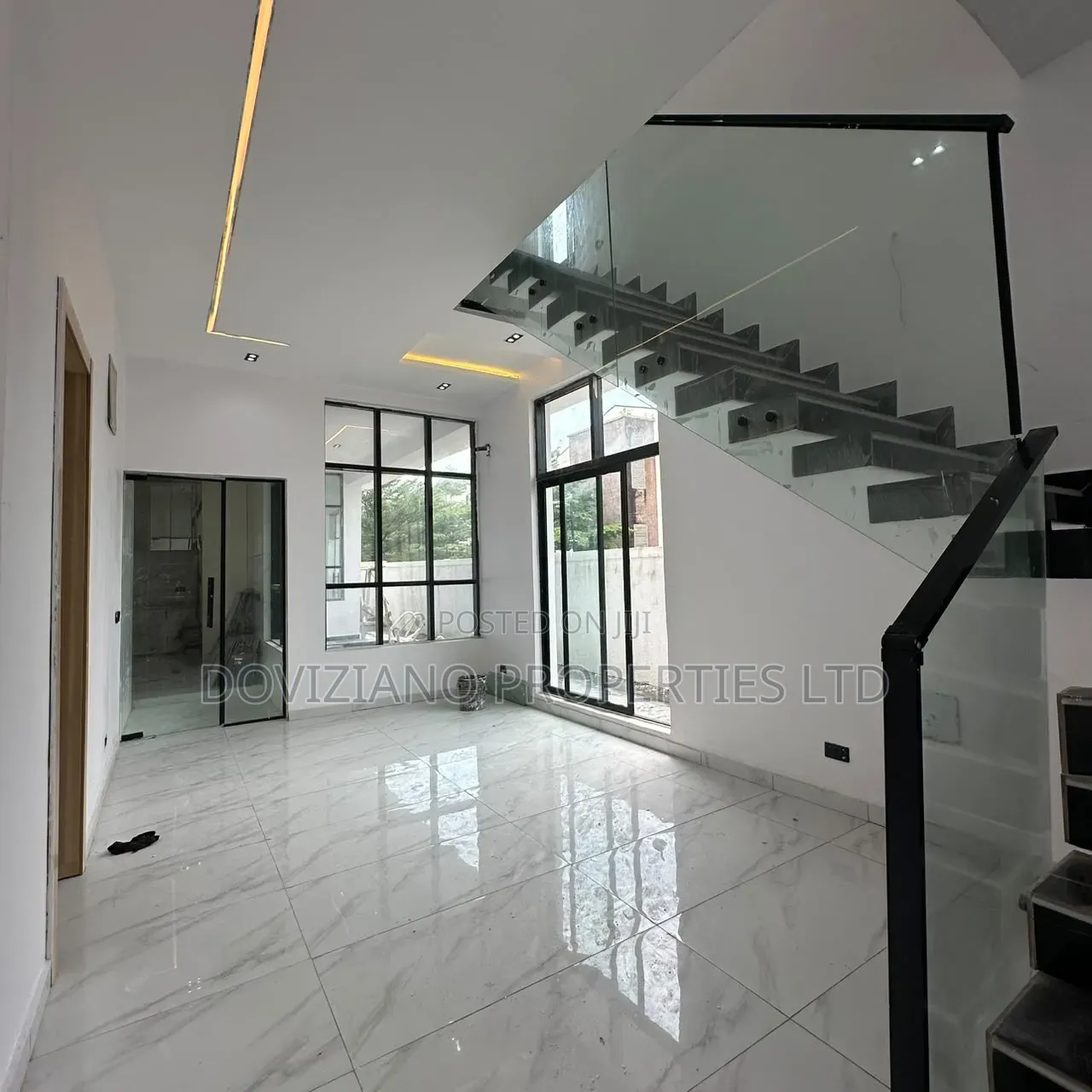 5bdrm Duplex in Chevron for sale