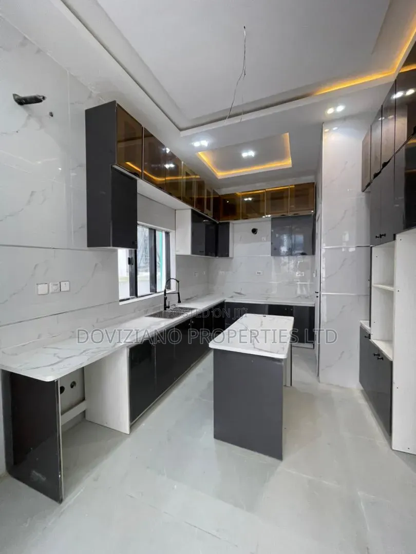 4bdrm Duplex in Chevron for sale