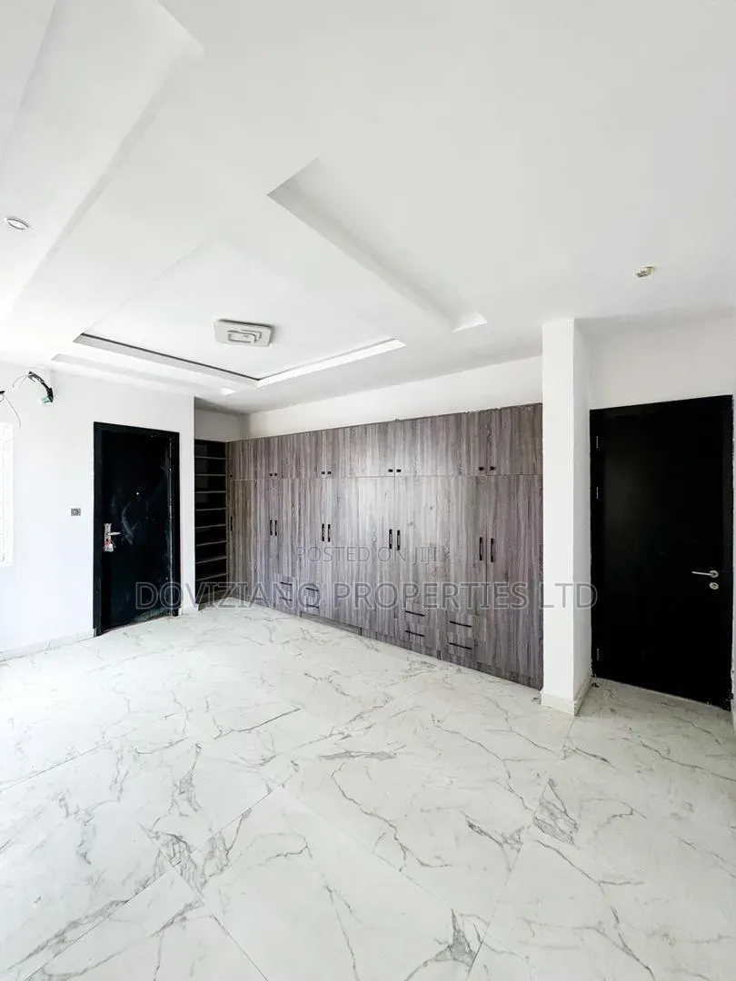 5bdrm Duplex in Chevron for sale