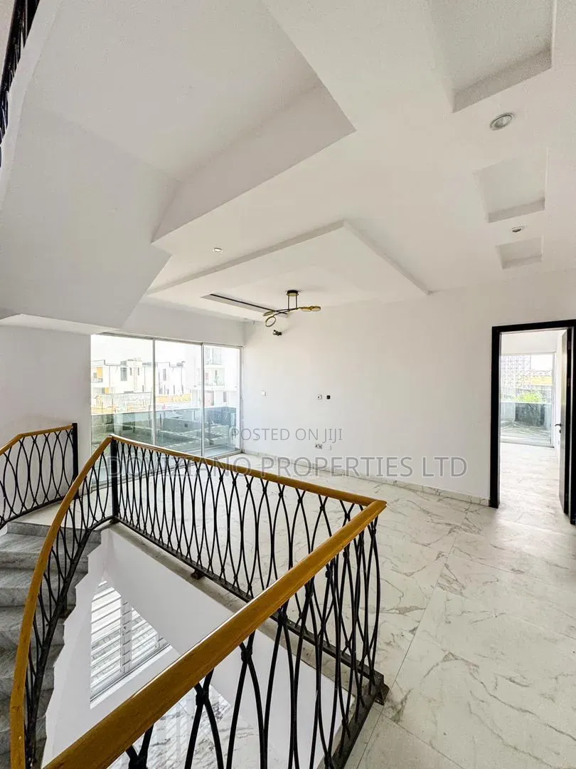 5bdrm Duplex in Chevron for sale