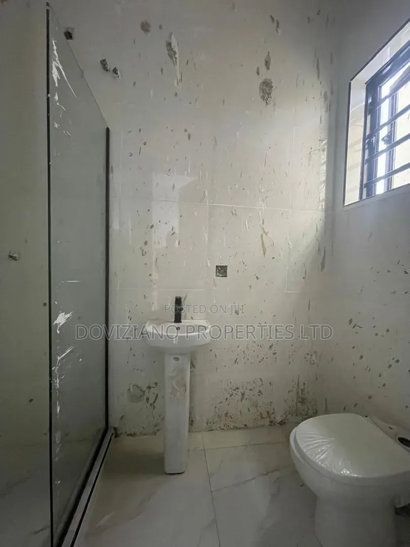 5bdrm Duplex in Ikota for sale