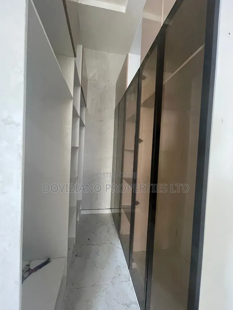 5bdrm Duplex in Ikota for sale