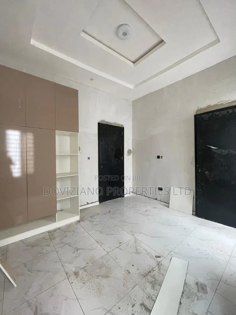 5bdrm Duplex in Ikota for sale