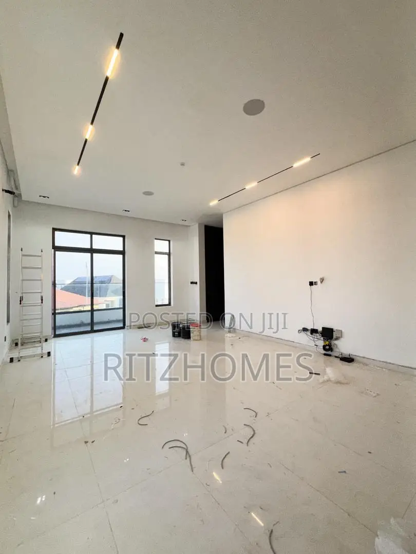 5bdrm Duplex in Lekki Phase 1 for sale