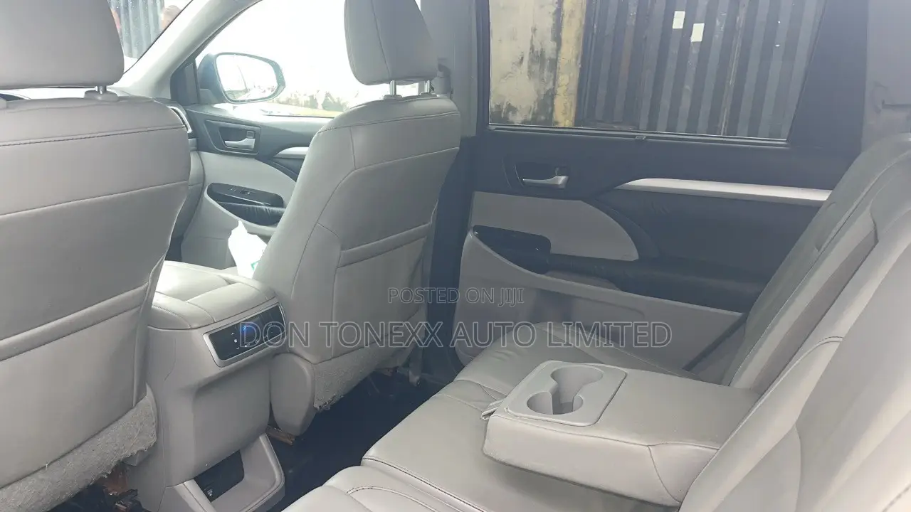 Toyota Highlander XLE 4dr SUV AWD (3.5L 6cyl 6A) 2015 Gray