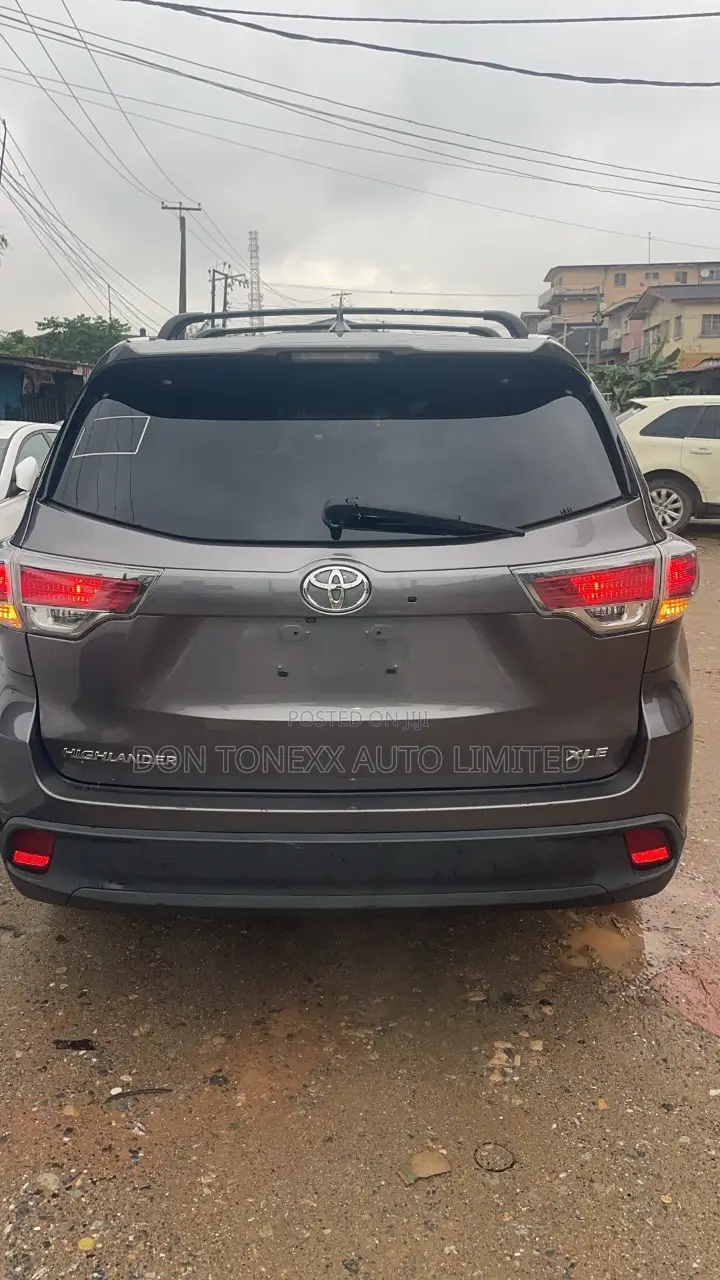Toyota Highlander XLE 4dr SUV AWD (3.5L 6cyl 6A) 2015 Gray