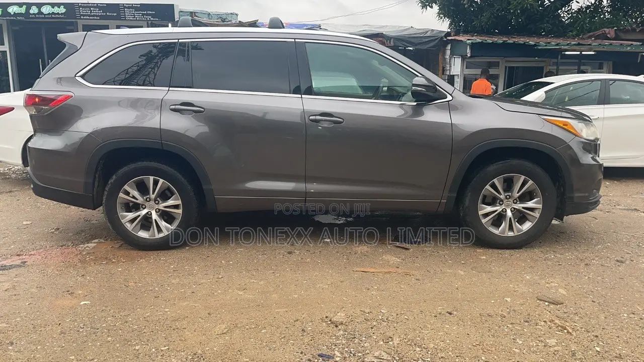 Toyota Highlander XLE 4dr SUV AWD (3.5L 6cyl 6A) 2015 Gray
