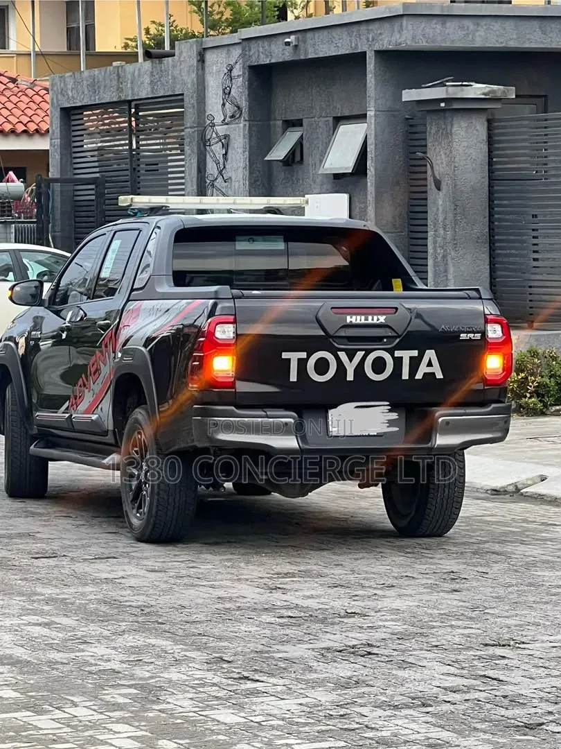 Toyota Hilux 2024 Black