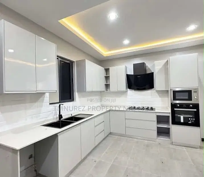 4bdrm Apartment in Lekki Phase 1 for rent