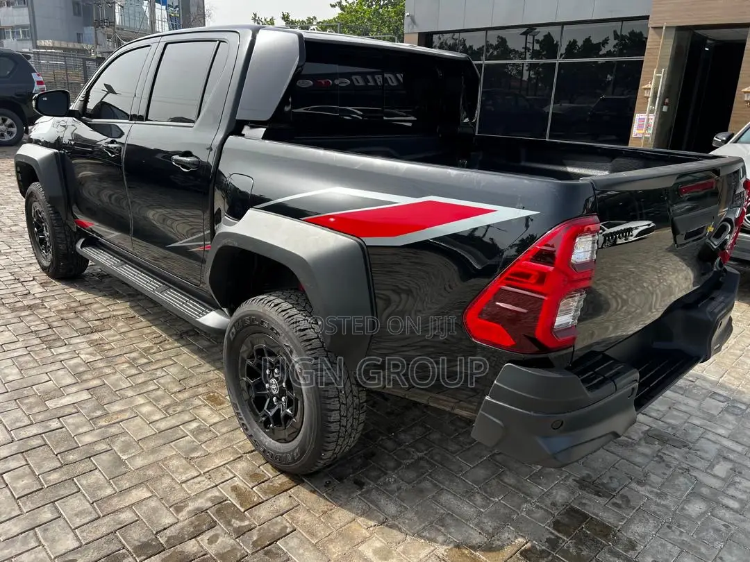 New Toyota Hilux 2025 Black