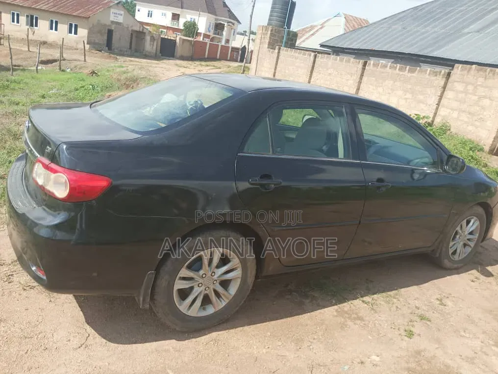 Toyota Corolla LE 4dr Sedan (1.8L 4cyl 4A) 2013 Black