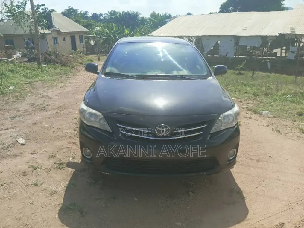 Toyota Corolla LE 4dr Sedan (1.8L 4cyl 4A) 2013 Black