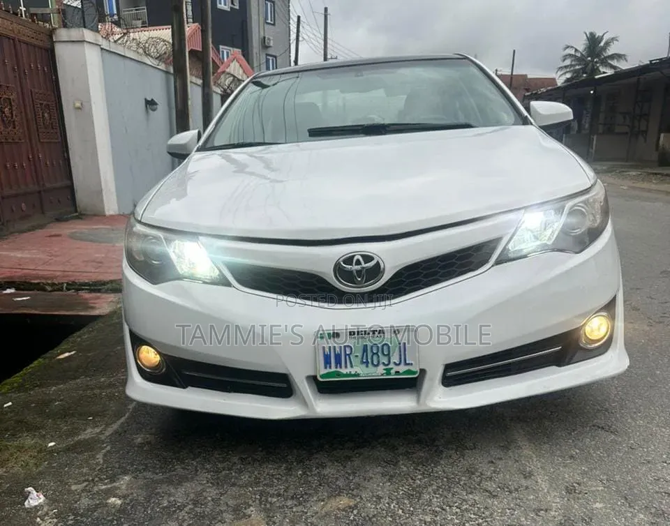 Toyota Camry XLE 4dr Sedan (3.5L 6cyl 6A) 2014 White