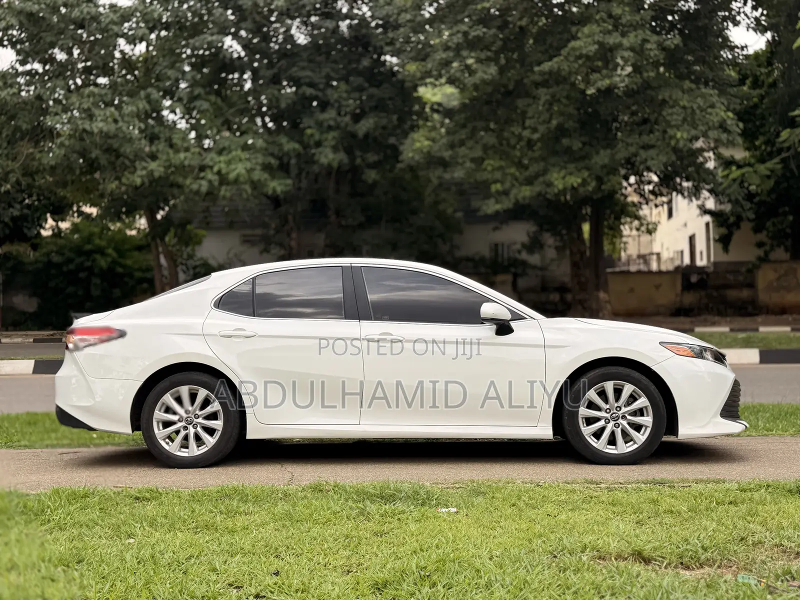 Toyota Camry LE FWD (2.5L 4cyl 8AM) 2018 White
