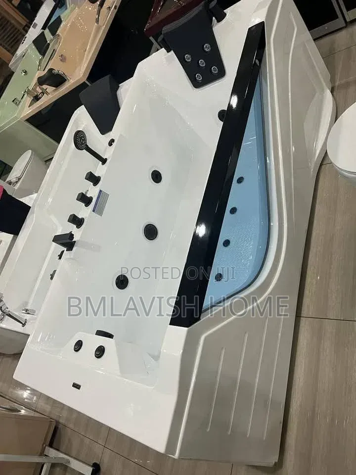 Jacuzzi Spa-Style Tub With Jet Water Settings