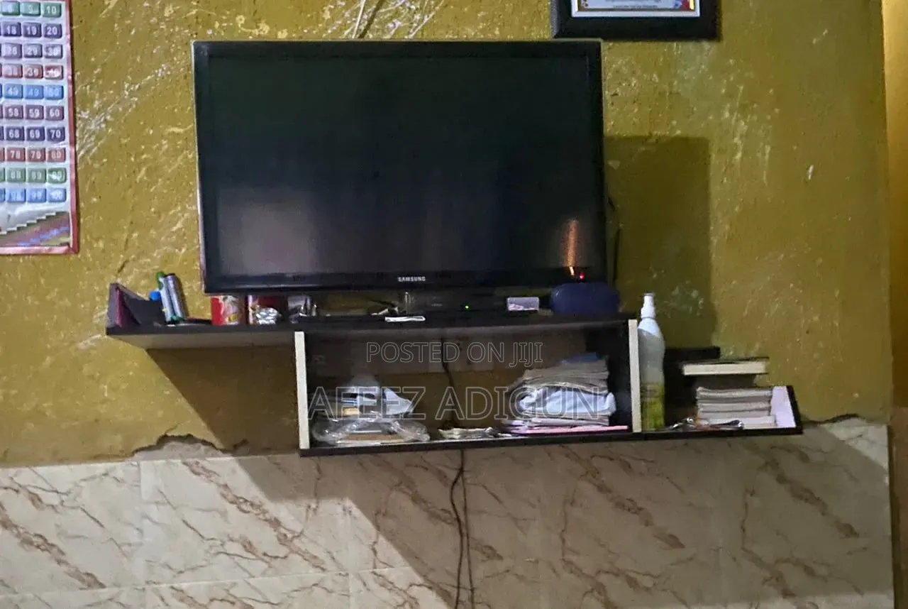 Samsung 32 Inch TV With Shelf