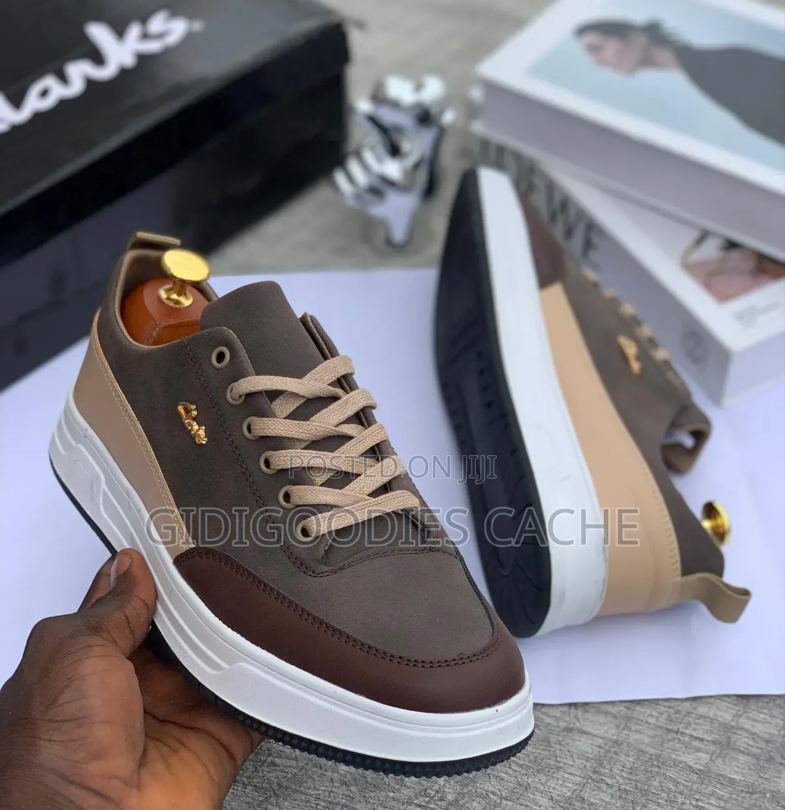 Men's Platform Casual Sneakers With Gold Accent