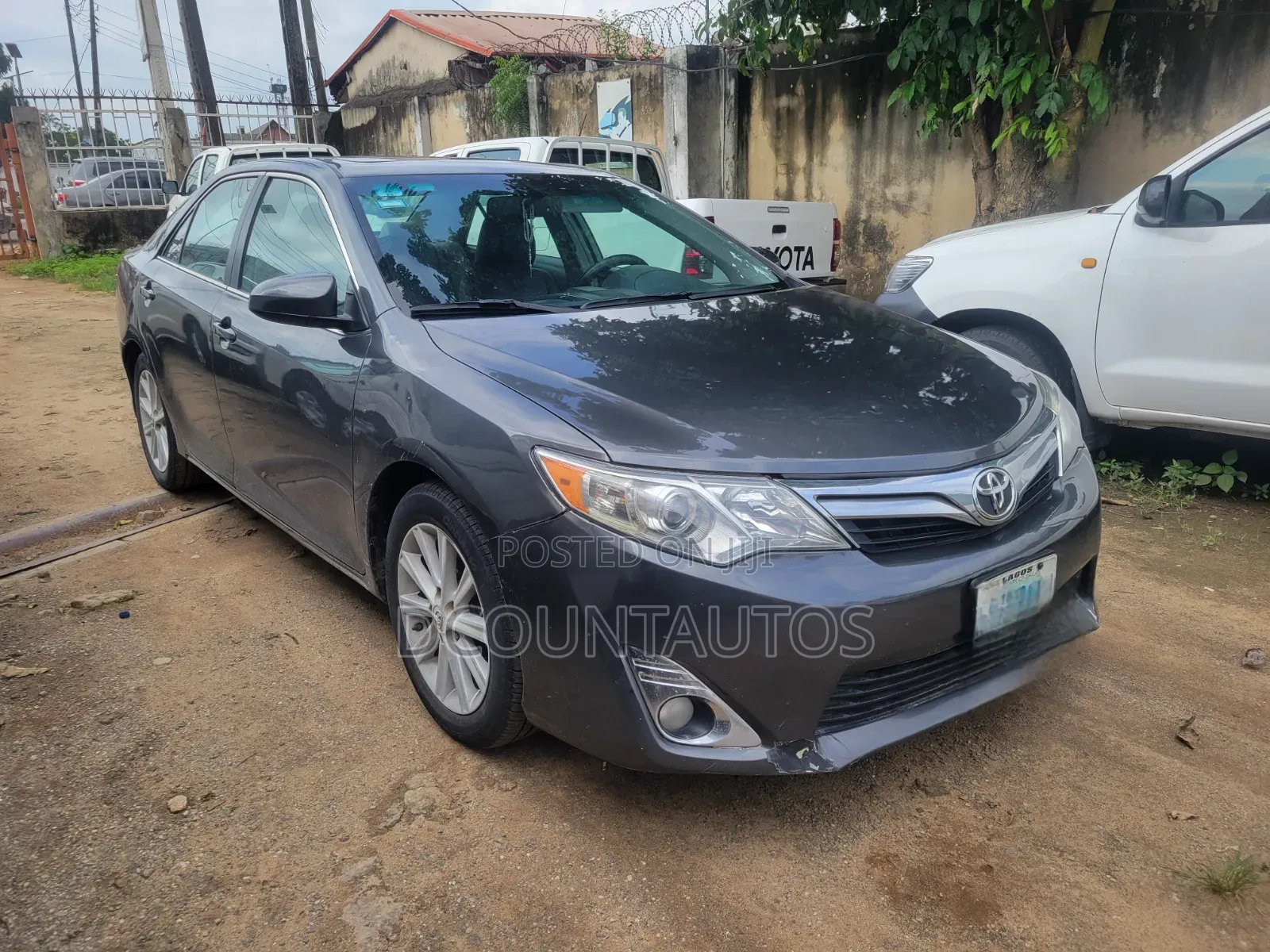 Toyota Camry XLE 4dr Sedan (2.5L 4cyl 6A) 2013 Gray