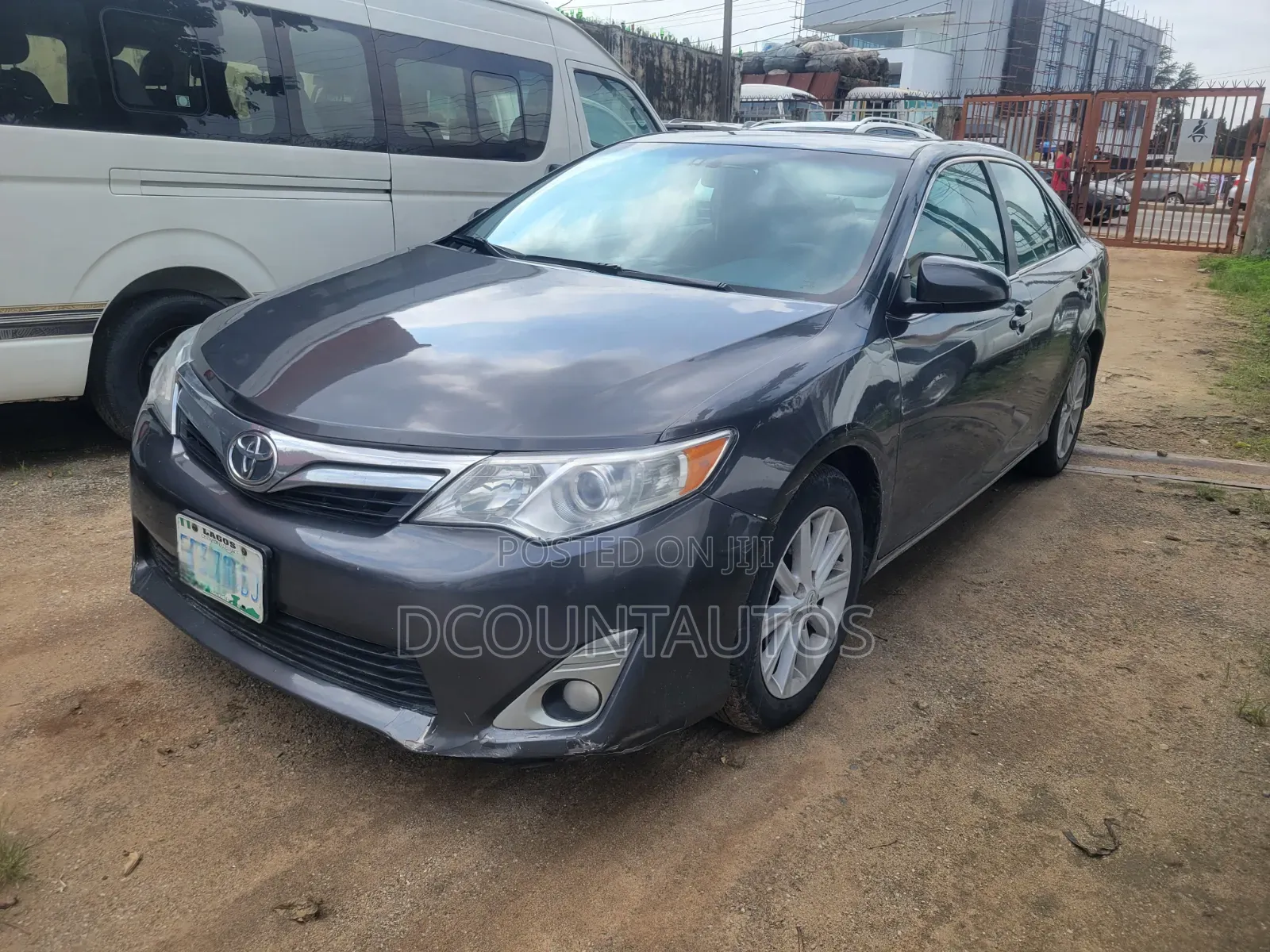Toyota Camry XLE 4dr Sedan (2.5L 4cyl 6A) 2013 Gray