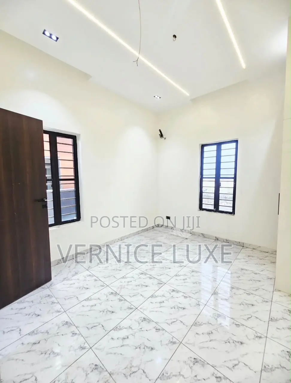 5bdrm Duplex in Dpk, Lafiaji for sale