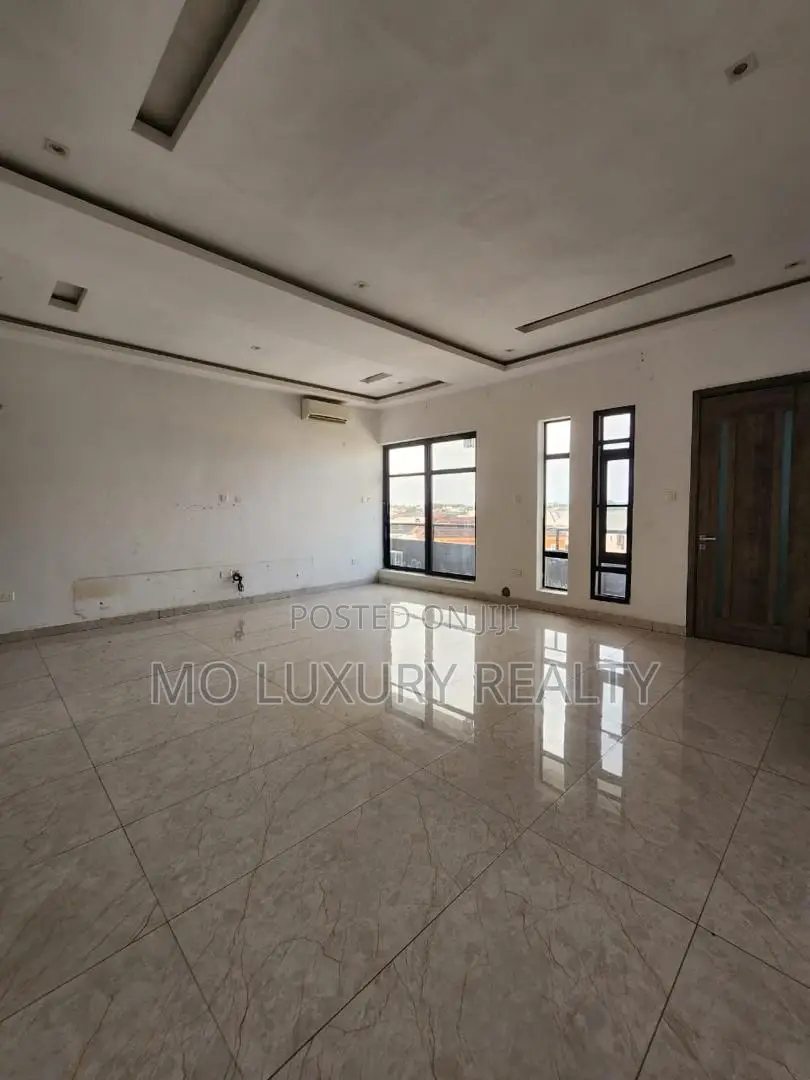 3bdrm Apartment in Lekki Phase 1 for rent